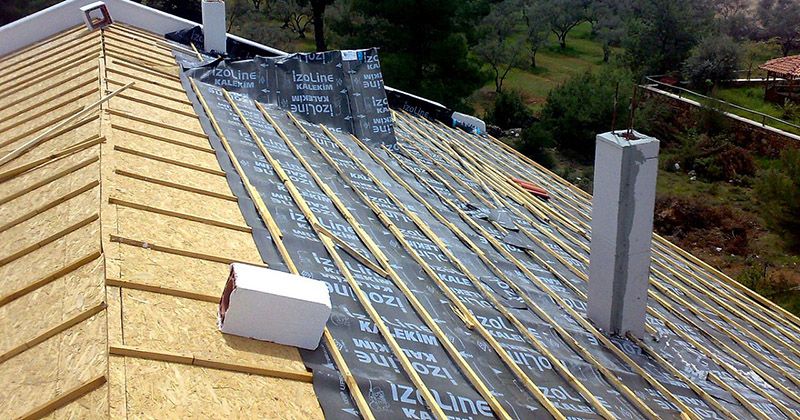 Güzelbahçe EPDM Kauçuk Çatı – OSB üzerine serilmiş nefes alan su yalıtım örtüsü ve çıtalama